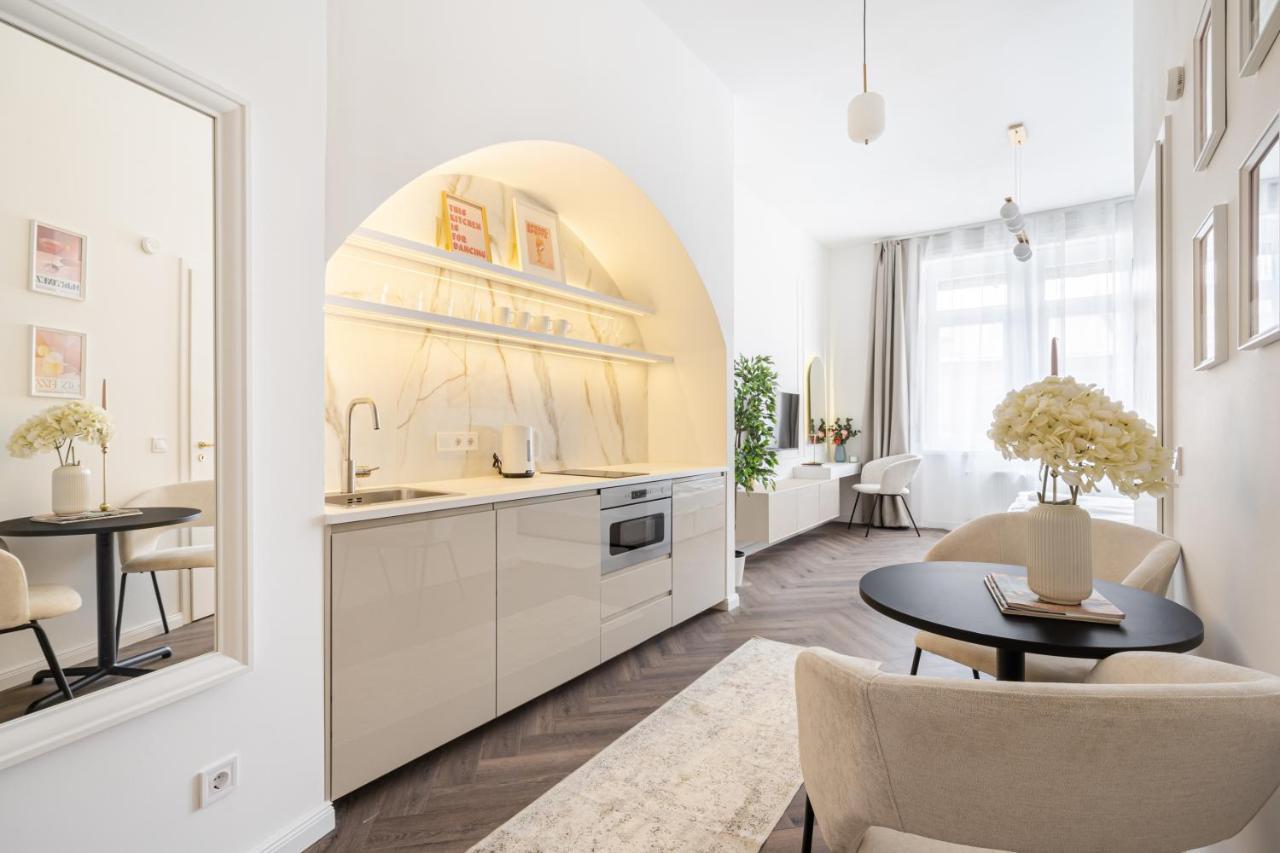E13 - Grand Boulevard Heritage Suite - Best Location By Bqa بودابست المظهر الخارجي الصورة