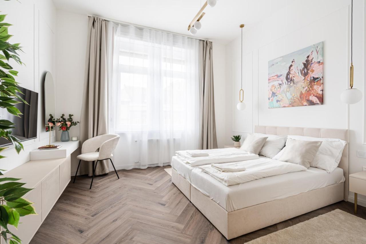 E13 - Grand Boulevard Heritage Suite - Best Location By Bqa بودابست المظهر الخارجي الصورة