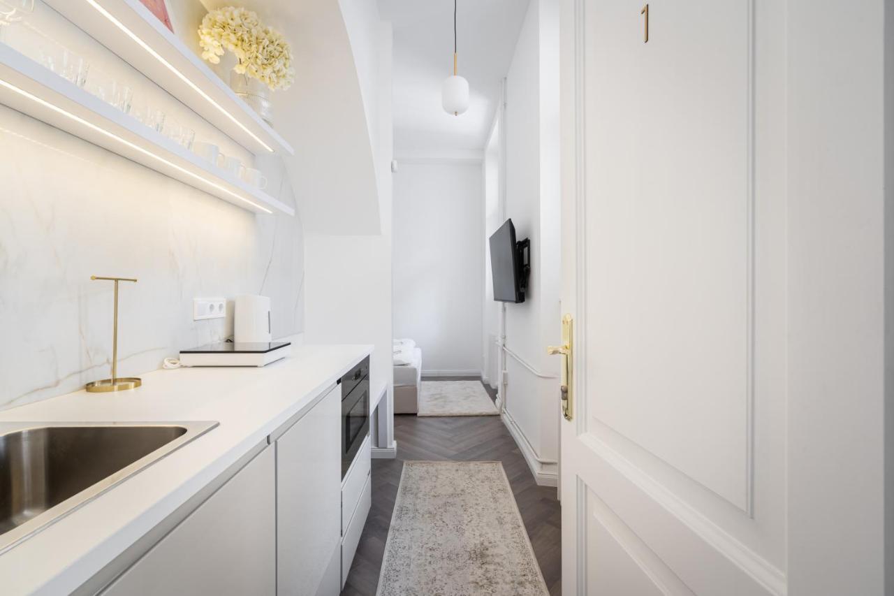 E13 - Grand Boulevard Heritage Suite - Best Location By Bqa بودابست المظهر الخارجي الصورة