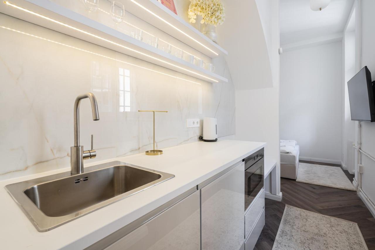 E13 - Grand Boulevard Heritage Suite - Best Location By Bqa بودابست المظهر الخارجي الصورة