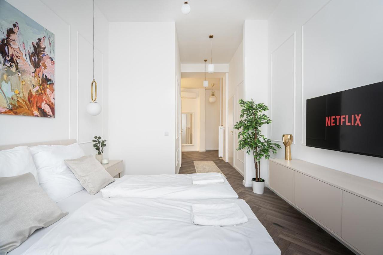 E13 - Grand Boulevard Heritage Suite - Best Location By Bqa بودابست المظهر الخارجي الصورة
