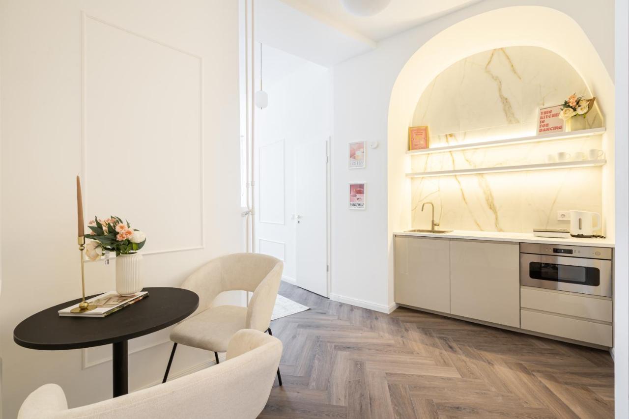 E13 - Grand Boulevard Heritage Suite - Best Location By Bqa بودابست المظهر الخارجي الصورة